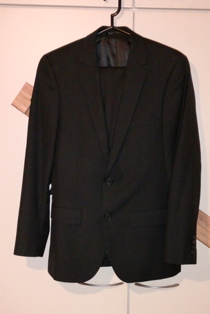 Musta puku koko 46