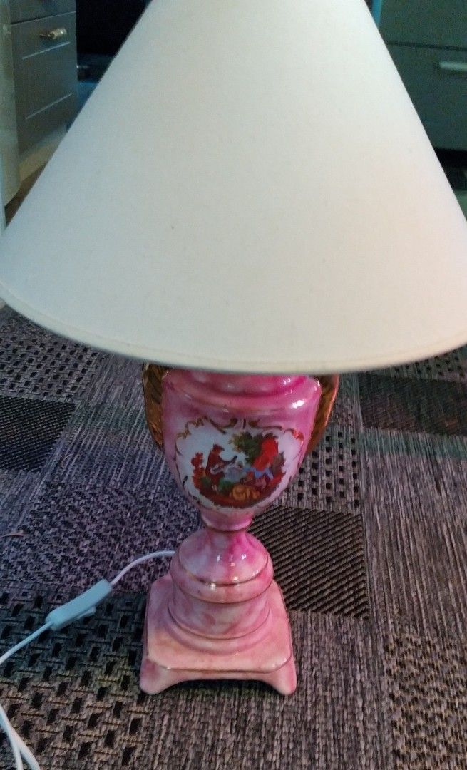 Lahjaksi vaaleanpunainen pöytälamppu