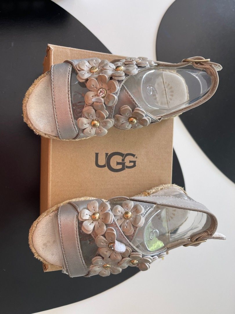 UGG sandaalit