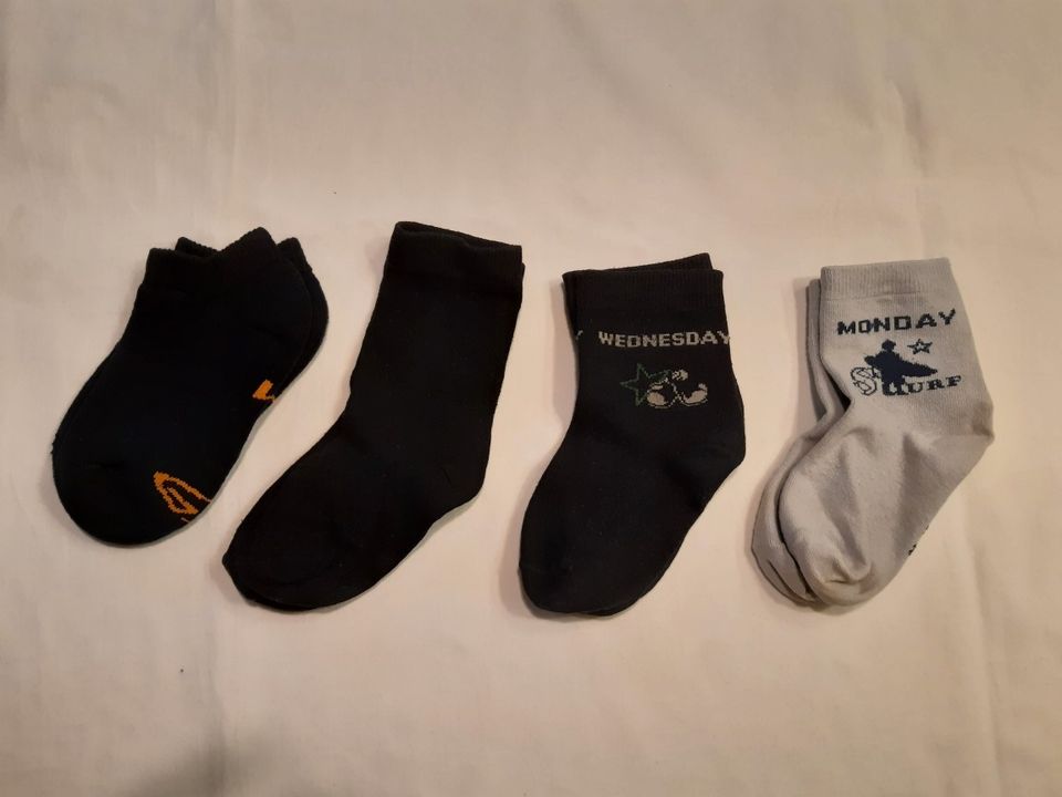 4 paria sukkia, koko 27-30