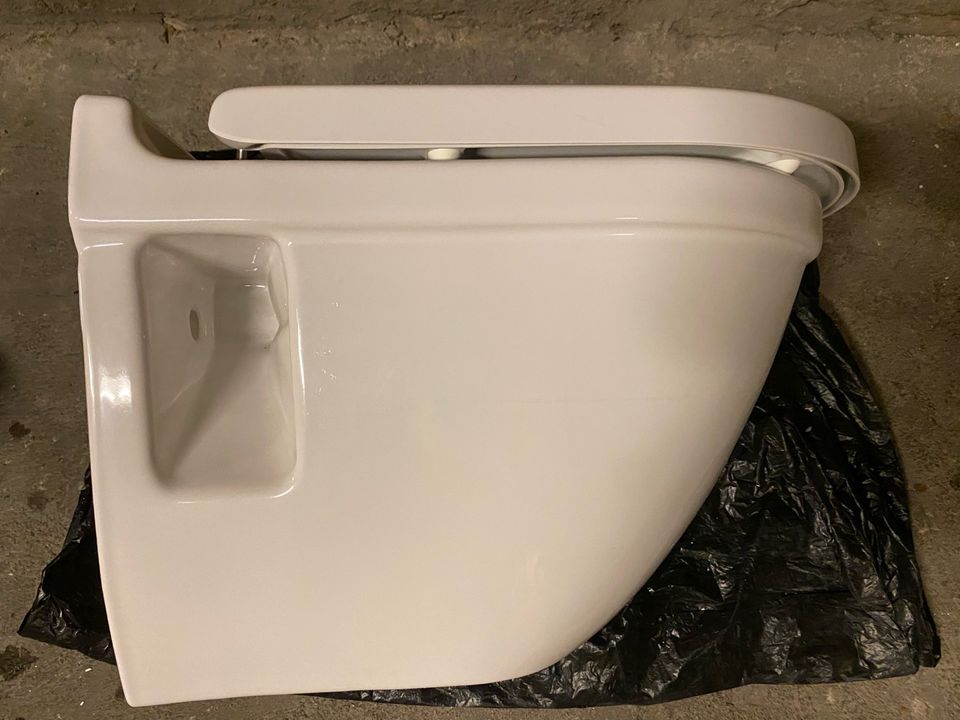 Duravit seinään asennettava WC pönttö kannella