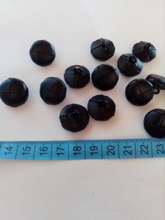 Musta nahkajäljitelmä kantanappi 18mm