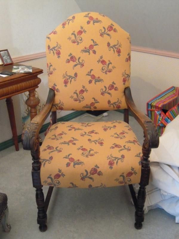 Käsinojallinen antiikki tuoli
