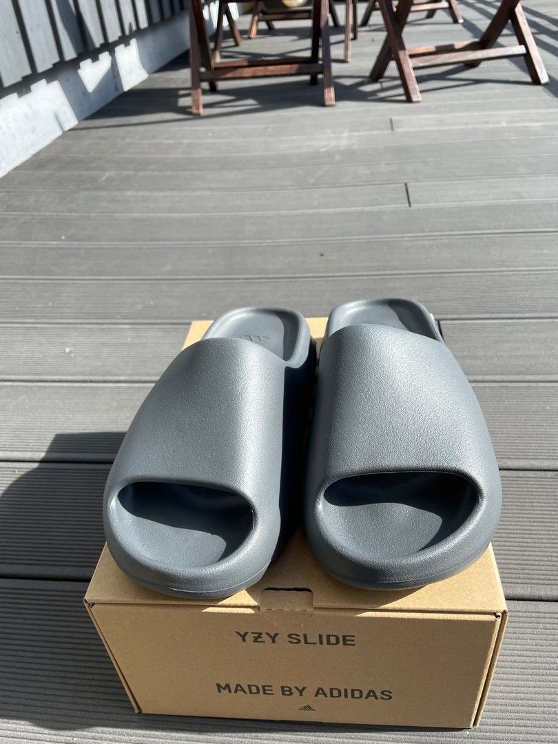 Yeezy Slides (slate grey)