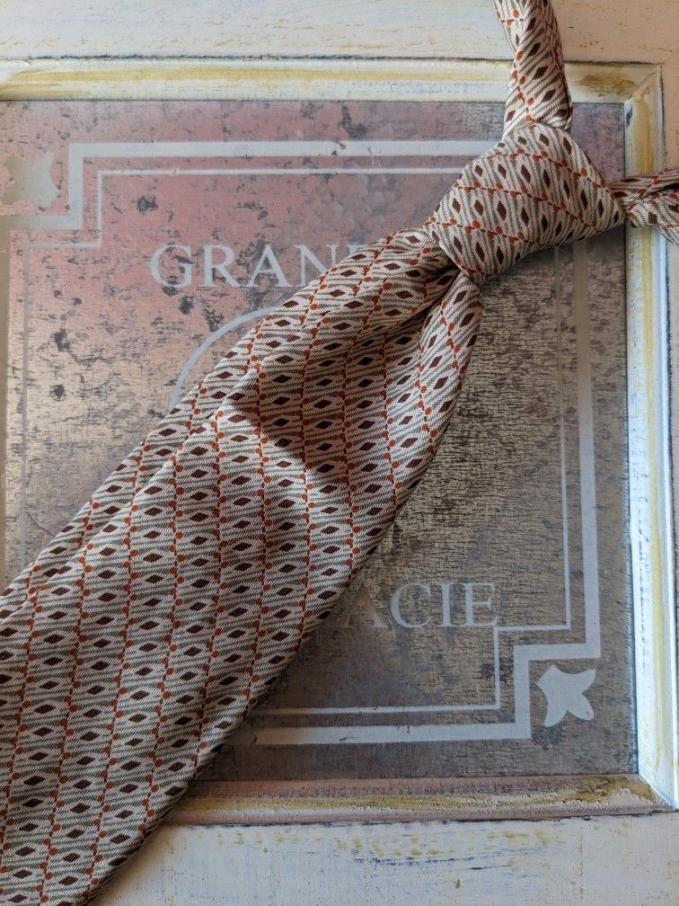 Christian Dior solmio silkkiä