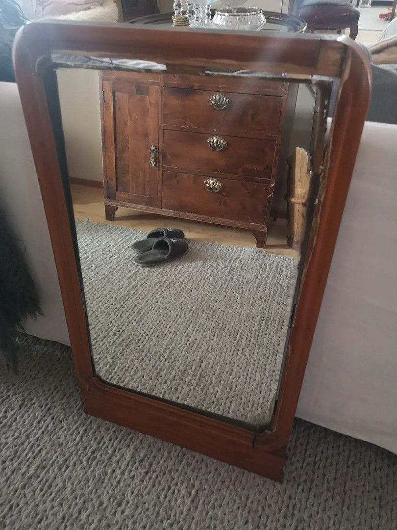 Antiikkinen peili vanhus, paljon elämää nähnyt