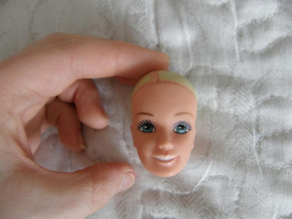 Vihreäsilmäinen Barbie- nukenpää KUSTOMOINTI