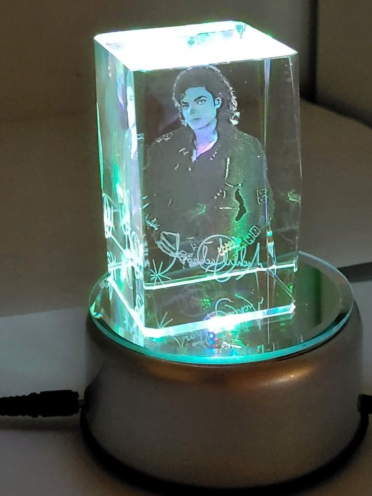 Michael Jackson pyörivä figuuri valolla