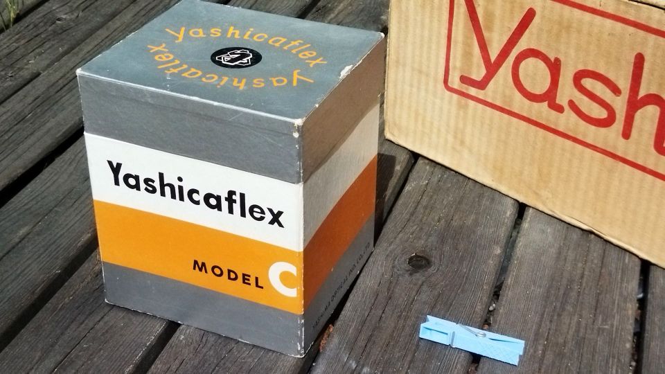 50-l pahvirasia Yashicaflex C + tukkulaatikko