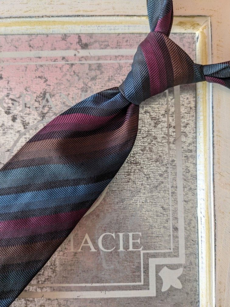 Tino Cojura solmio silkkiä tumma -raidallinen