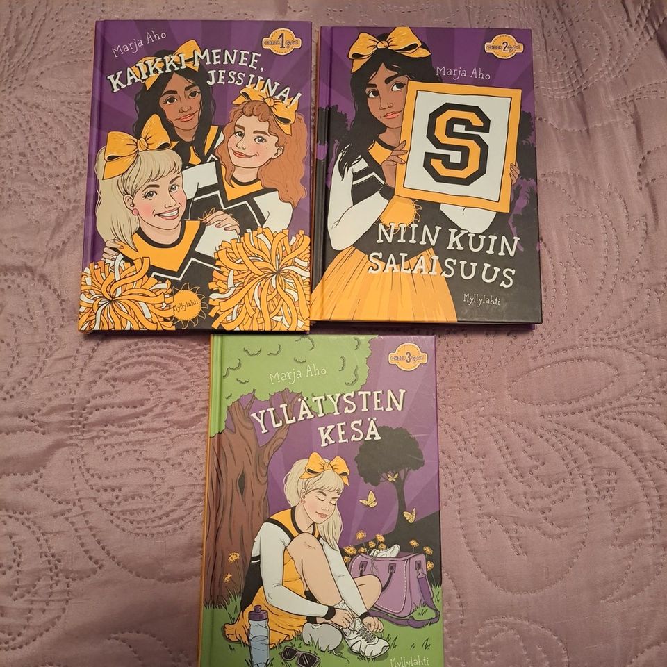 Cheer-tytöt kirjoja