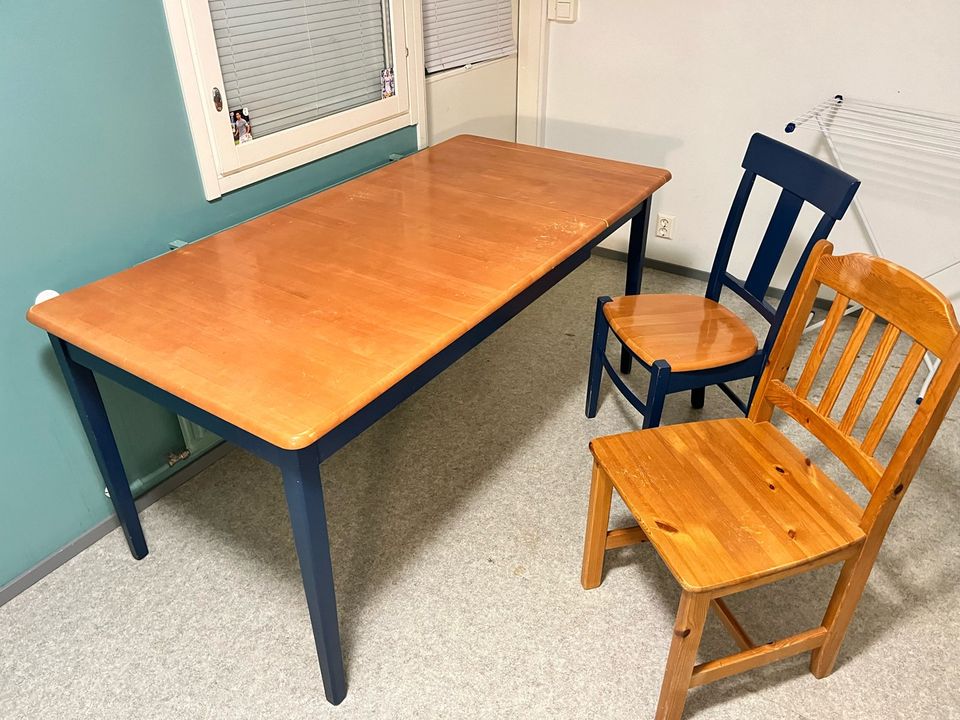 Ruokapöytä 4-6 hengelle, jatkettava ja 2 tuolia