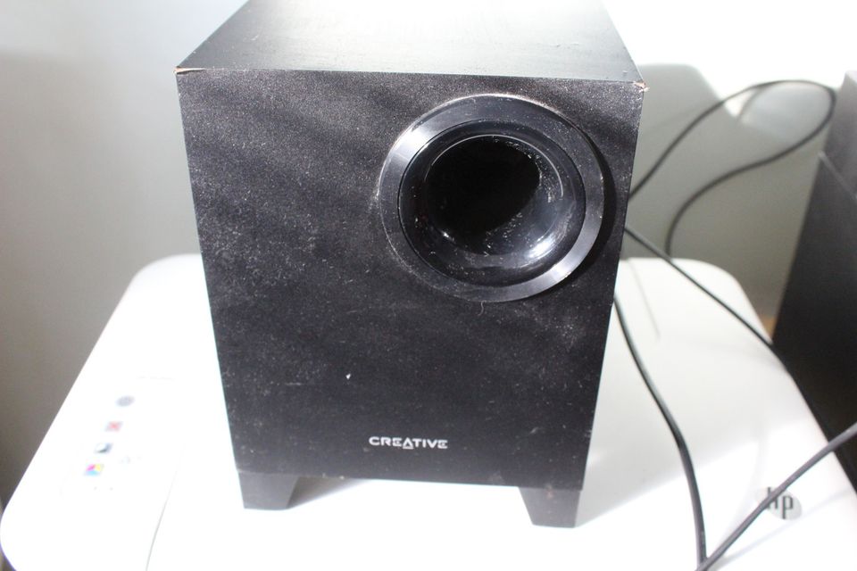 Subwoofer creative + 2 pikkukaiutinta volyymisäädöllä