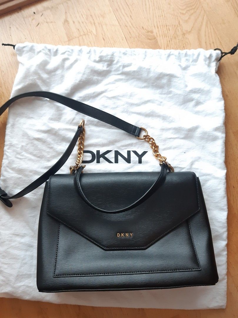 Musta DKNY laukku