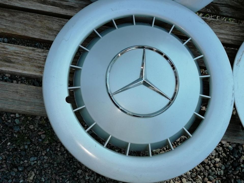 Mercedes Benz muoviset pölykapselit