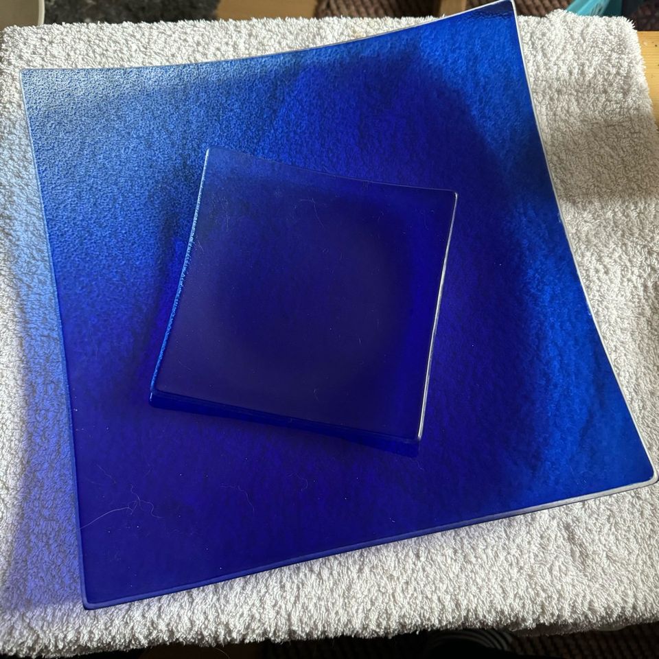 Siniset neliö lasitarjottimet 2 kpl