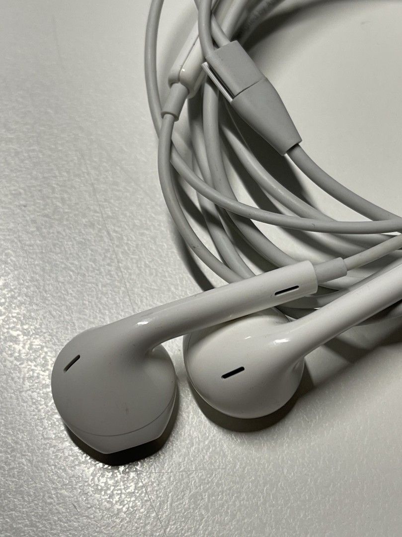 Apple EarPods nappikuulokkeet kuulokeliitännällä