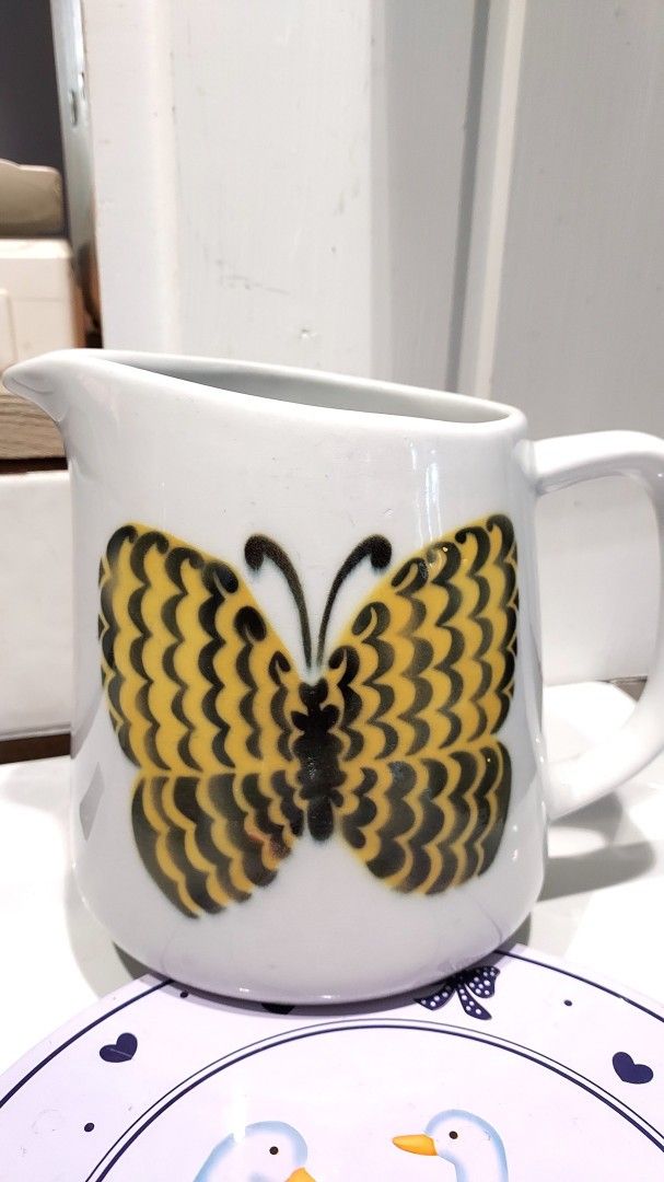 Arabia keltainen perhoskannu 1 litra