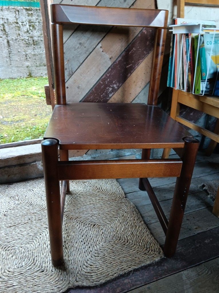 Vanha puinen tuoli