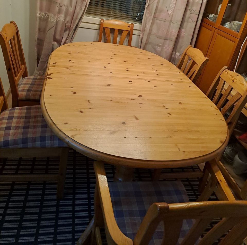 Ruokapöytä ja 4+2 tuolit täyspuinen mänty