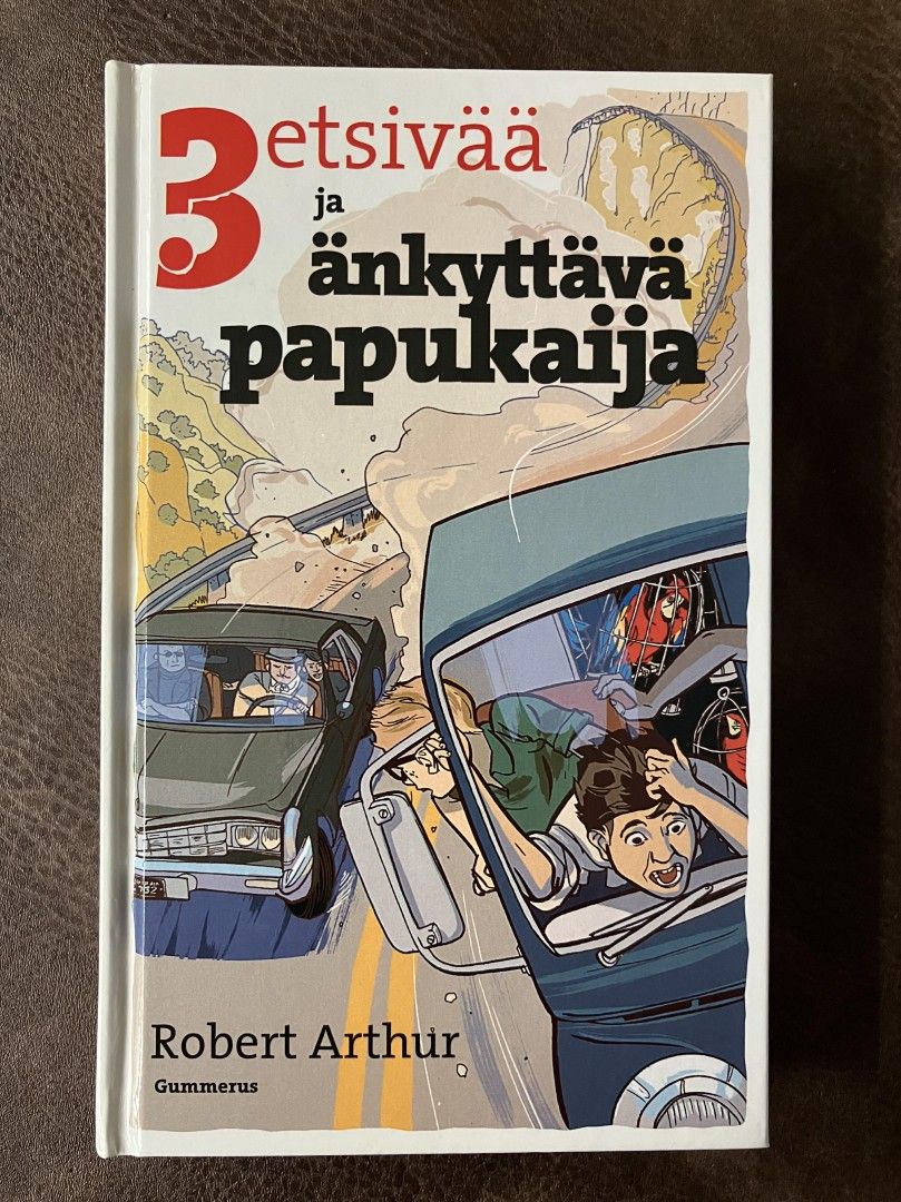 R. Arthur : 3 etsivää ja änkyttävä papukaija