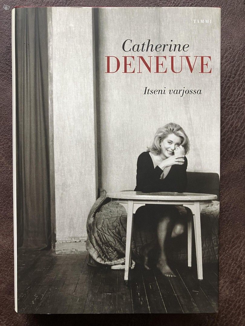 Catherine Deneuve : Itseni varjossa