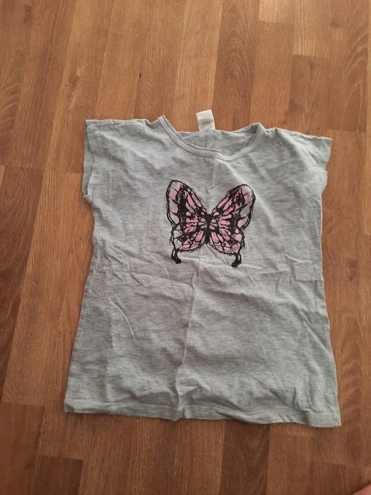 T-paita perhosella koko 134/140cm