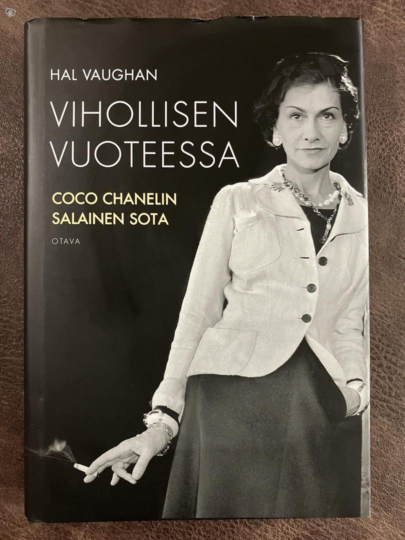 Hal Vaughan : Vihollisen vuoteessa (Coco Chanel)