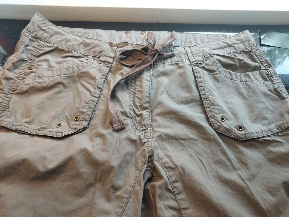 Premoda khaki pitkälahkeiset shortsit 44 Uusi