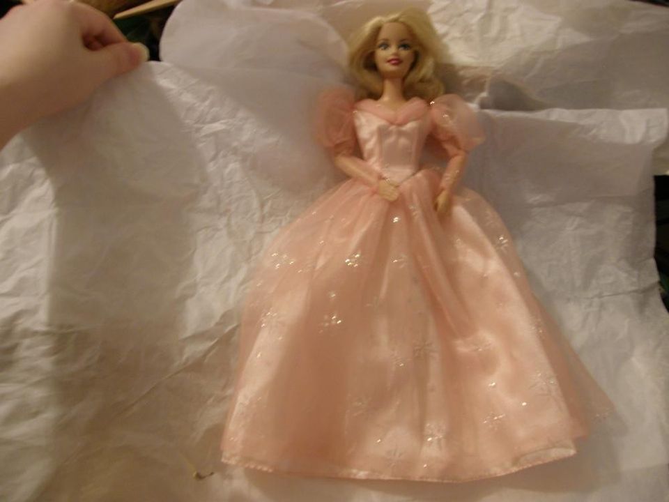 Kaunis vaaleatukkainen Barbie- nukke + ihana puku