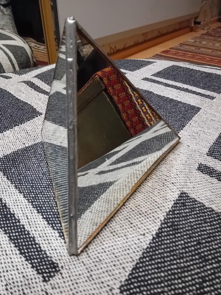 Peili kolmio/pyramidi sisustus esine