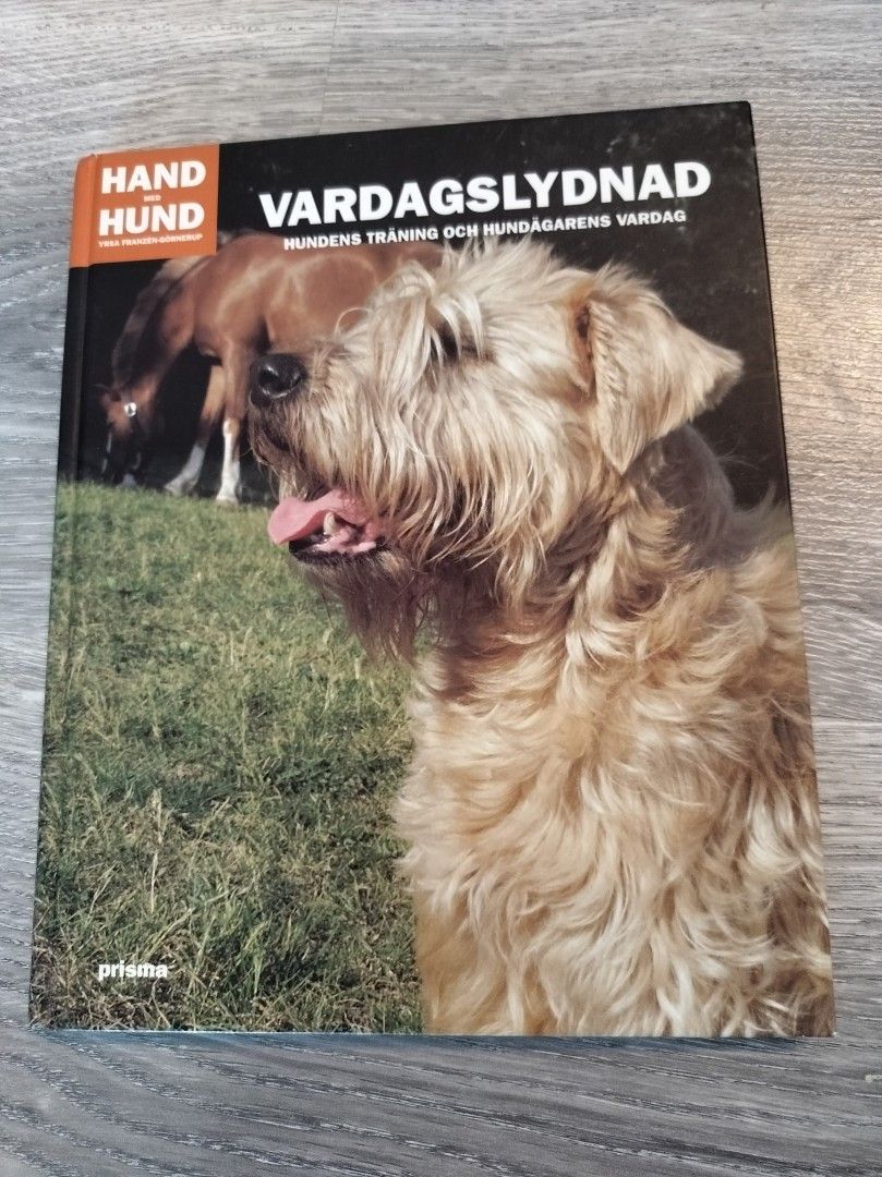 Hundens träning och hundägarens vardag bok / kirja
