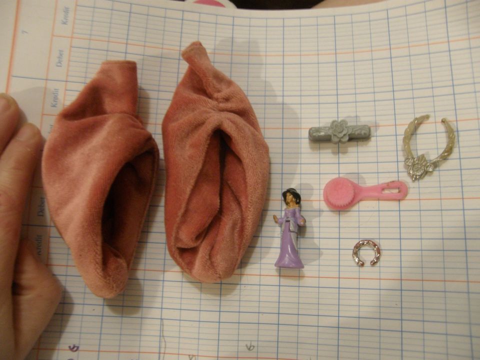 Barbie- nuken tavarat + Jasmine Polly Pocket-hahmo