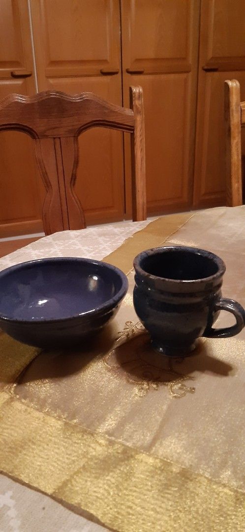 Siniset keramiikka-astiat: kulho ja muki