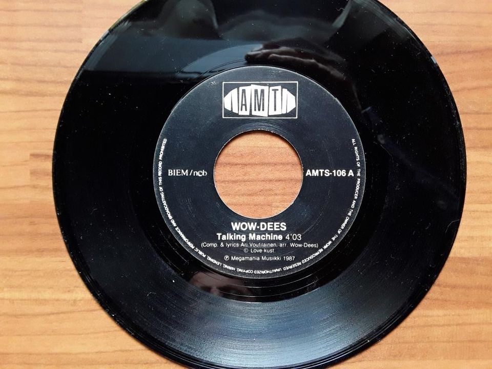 Wow-Dees 7" (She's a) talking machine