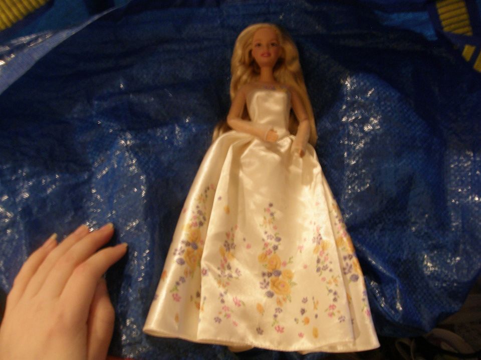 Nätti vaaleatukkainen Barbie- nukke + asu