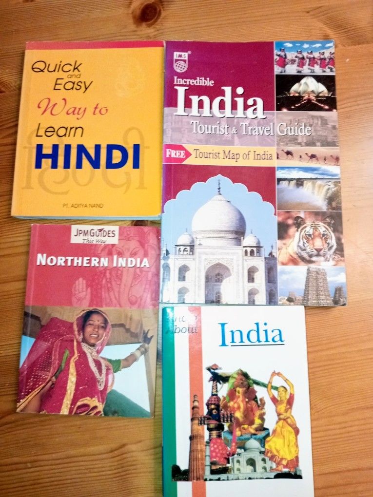Intia-kirjoja pino