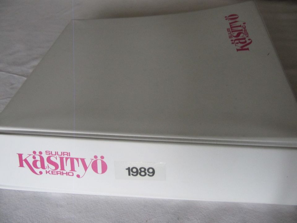 Suuri Käsityölehden 1989 vuosikerta kansiossa, käsityölehdet