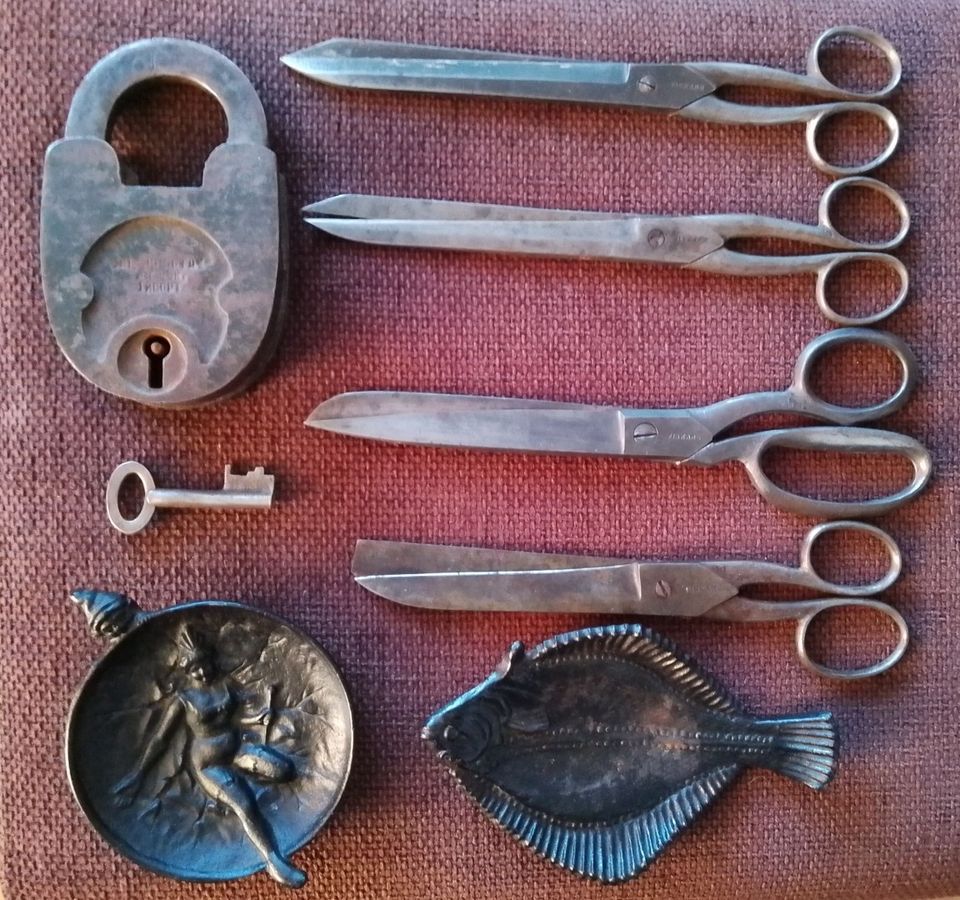 Vanhat: Fiskarsin sakset, metalliset astiat, messinkinen mortteli