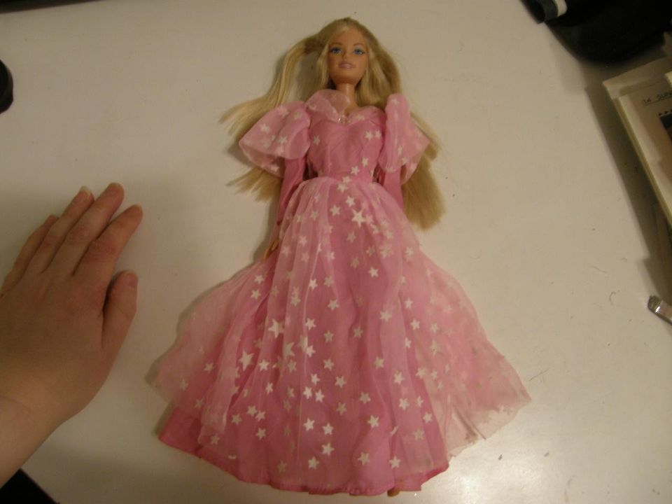 Vaaleatukkainen Barbie- nukke + ihana asu
