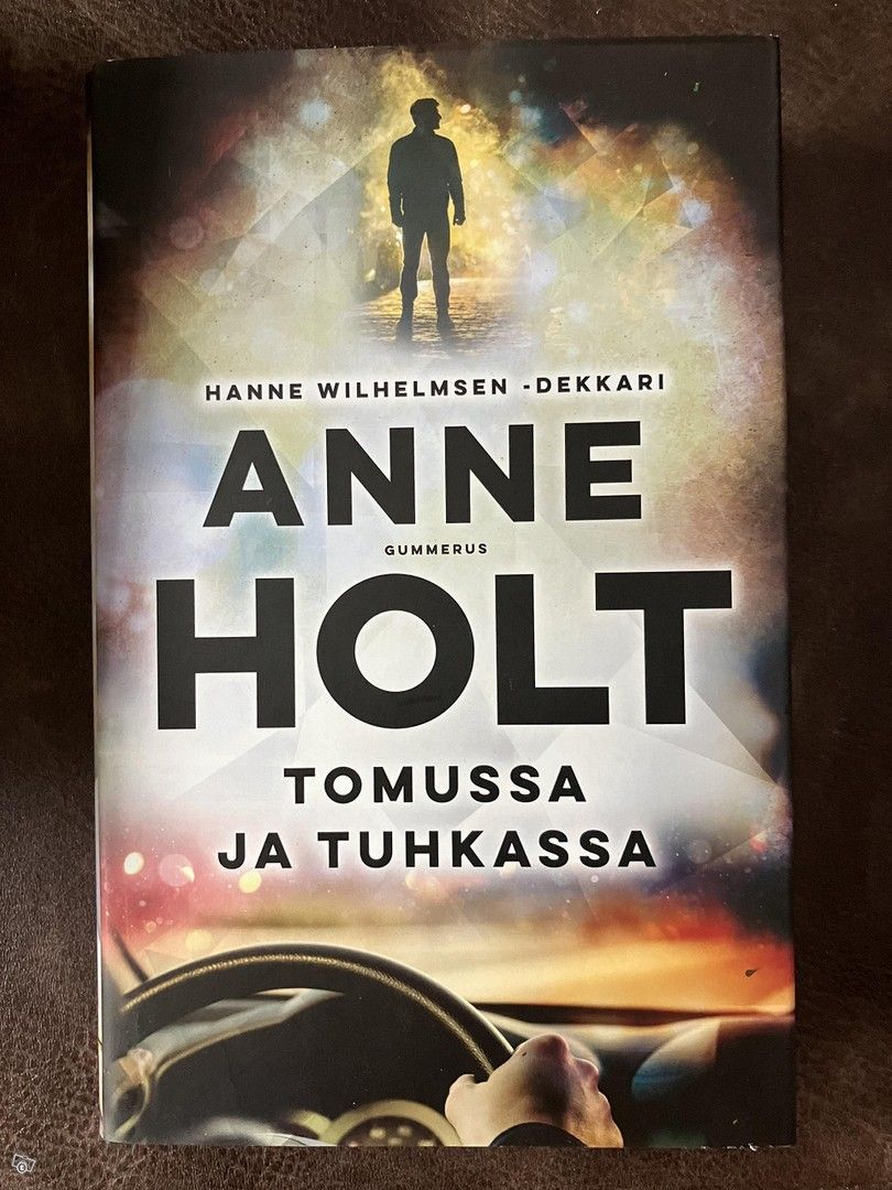 Anne Holt : Tomussa ja tuhkassa