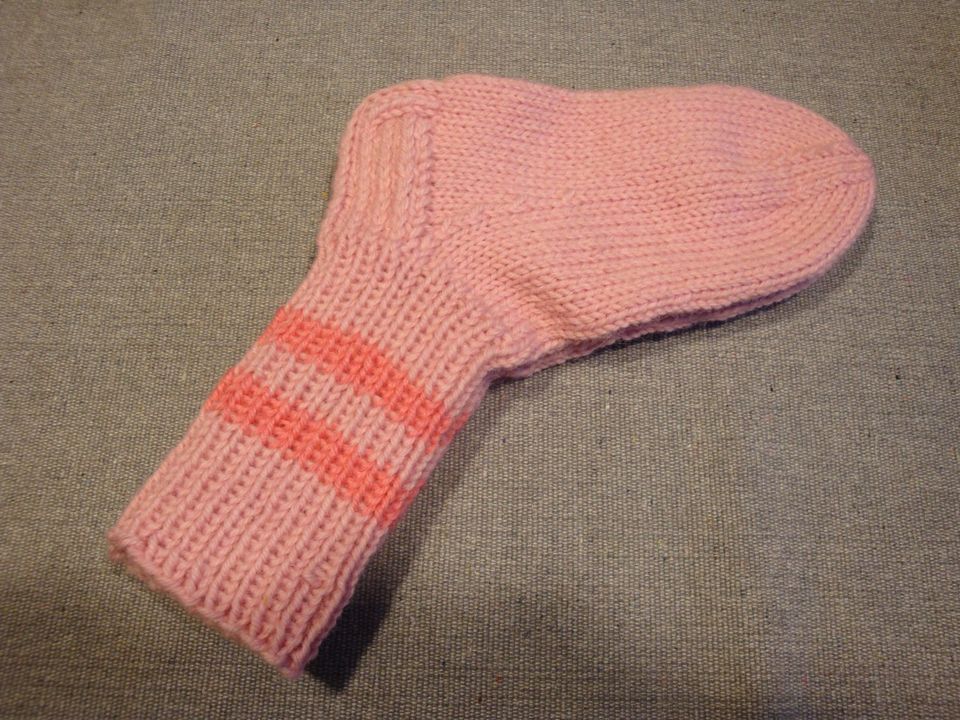 Lasten sukat vaaleanpunaiset raidoin