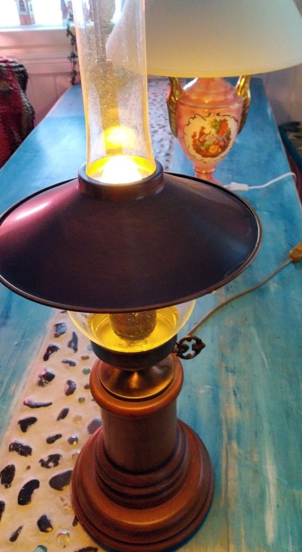 Öljylyhtymäinen Pöytälamppu