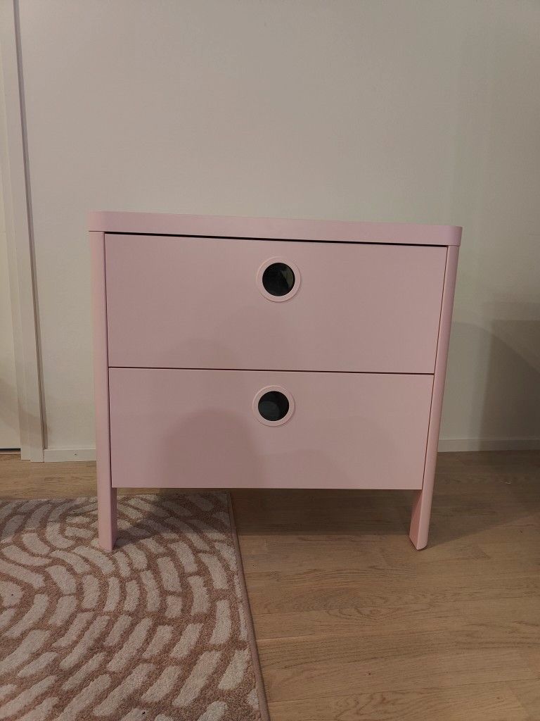 Ikea vaaleanpunainen lipasto