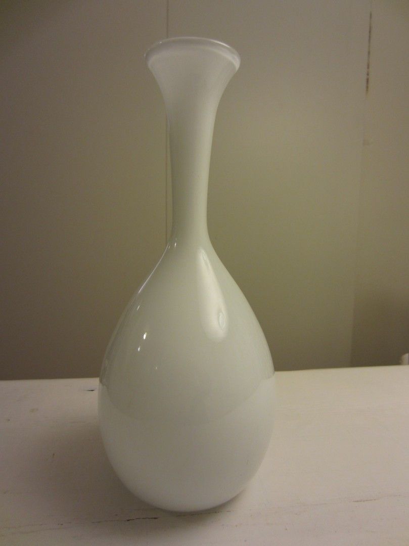 Maljakko, valkoista lasia, korkeus 28 cm