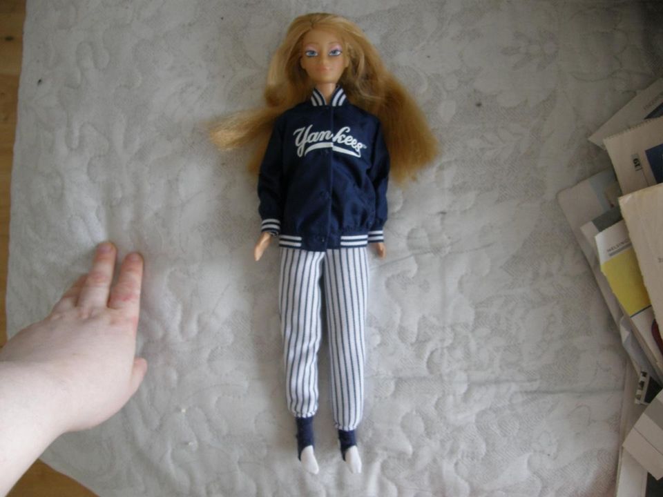 Punatukkainen Barbie - nukke + urheiluasu