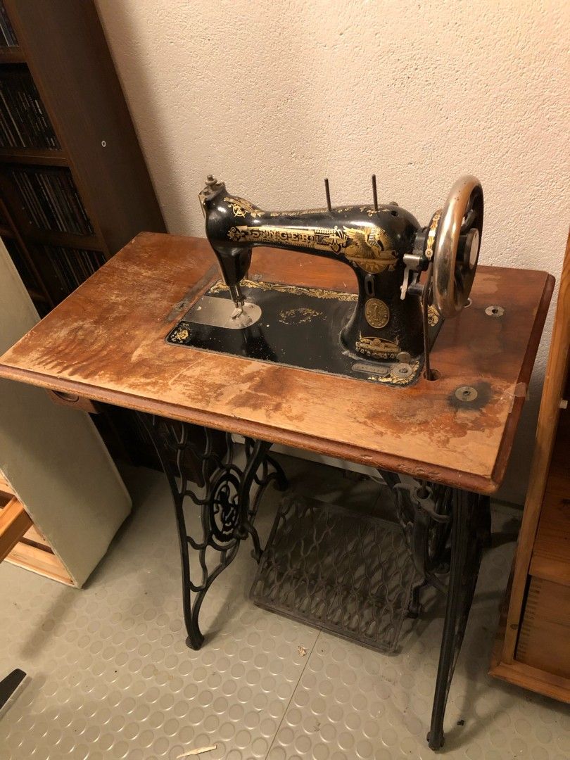 Singerin vanha ompelukonepöytä