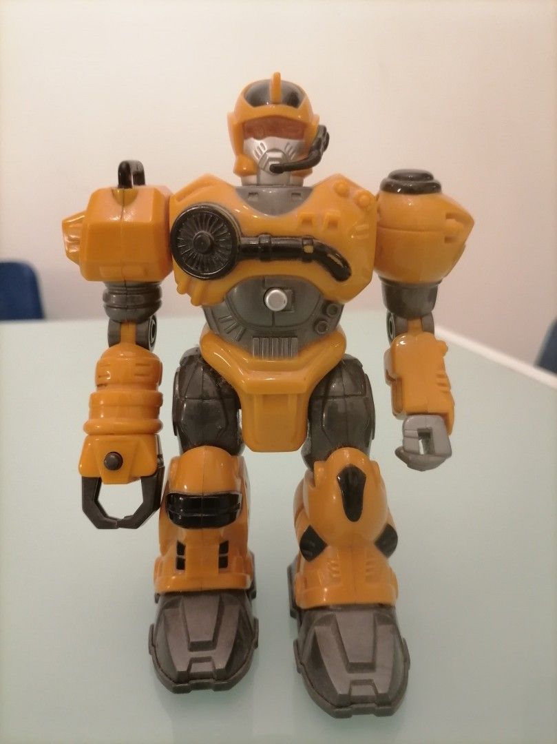 Pattereilla toimiva robotti - lelu