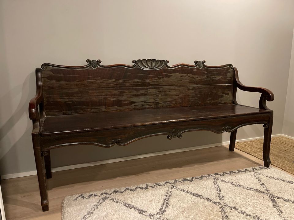 Vanha puinen sohva