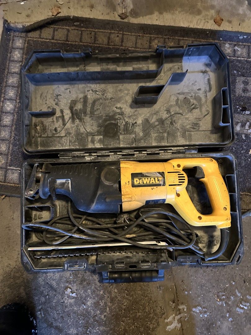 Puukkosaha Dewalt DW310